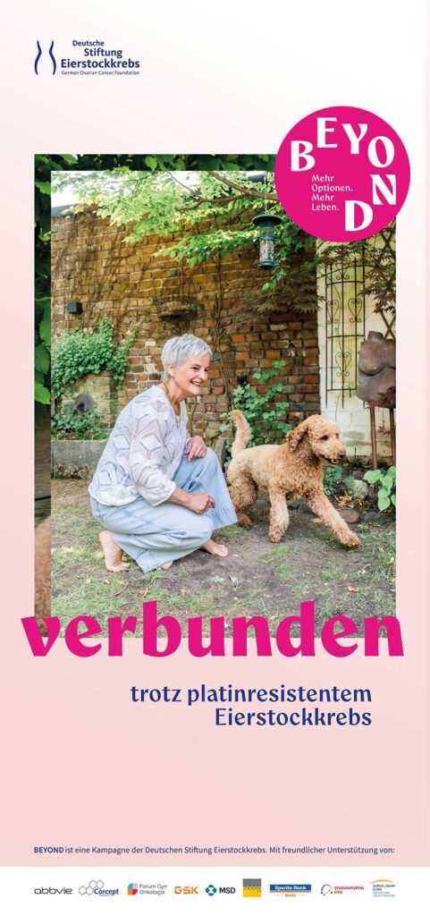Conny verbunden mit ihrem Hund im Garten
