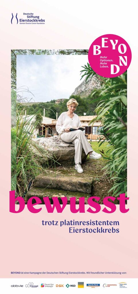 Silke sitzt bewusst in der Natur und liest ein Buch