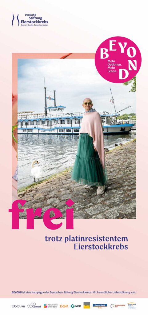Svetlana steht selbstbewusst und frei am Hafen