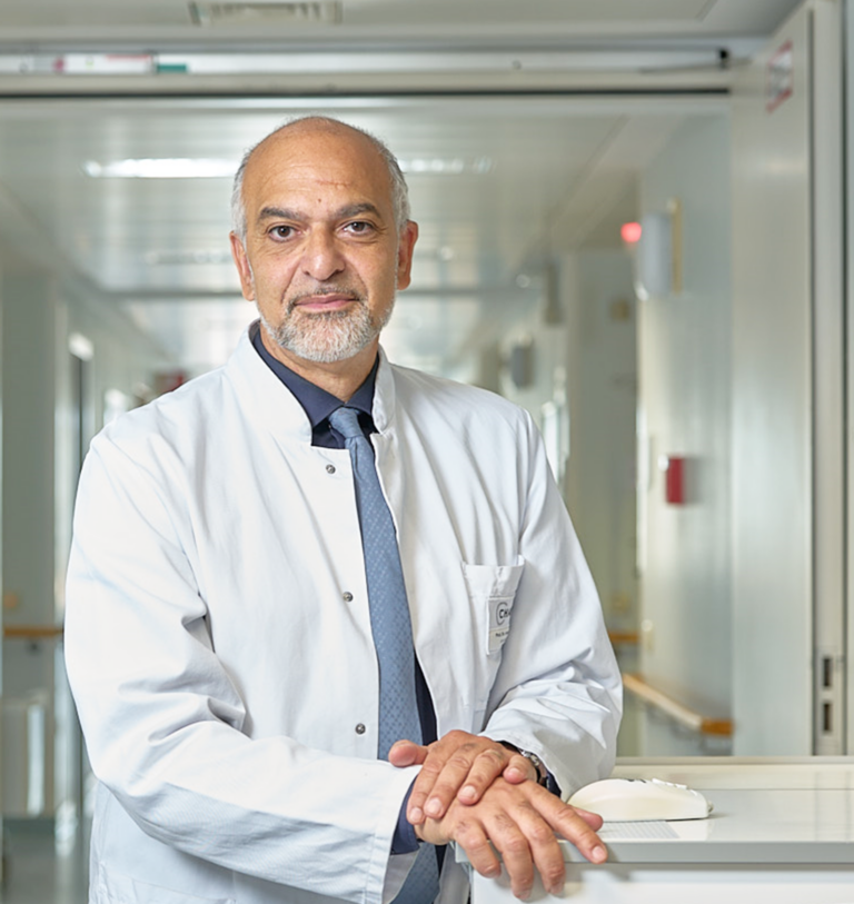 Porträt von Prof. Jalid Sehouli mit Kittel in der Charité