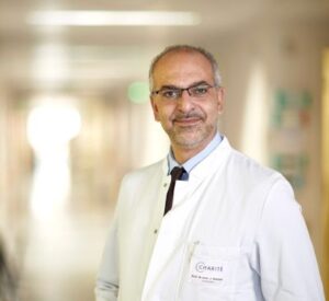 Portrait von Prof. Dr. Jalid Sehouli im Kittel in der Charité