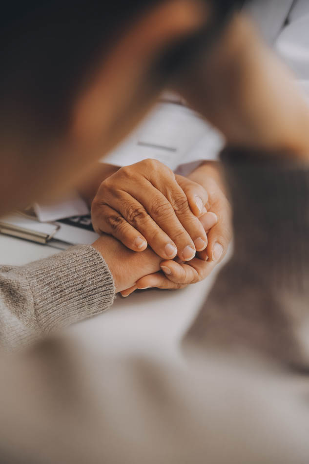 Liebevolles, unterstützendes Handhalten einer Frau mit Eierstockkrebs