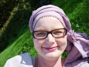 Nicole Kultau Portrait mit Kopftuch nach Chemo