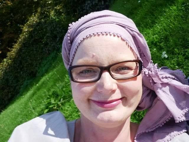 Nicole Kultau Portrait mit Kopftuch nach Chemo