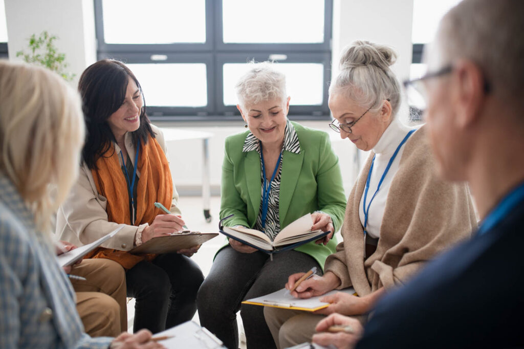 Lesen in einer Selbsthilfegruppe, Thea - Ihr Therapiefinder rund um Eierstockkrebs